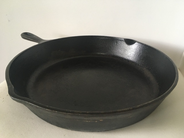 Vintage Lodge Cast Iron 12"Skillet 2 Pour Fry Pan USA 10SK D1 Heat Ring 3 Notch — main photograph