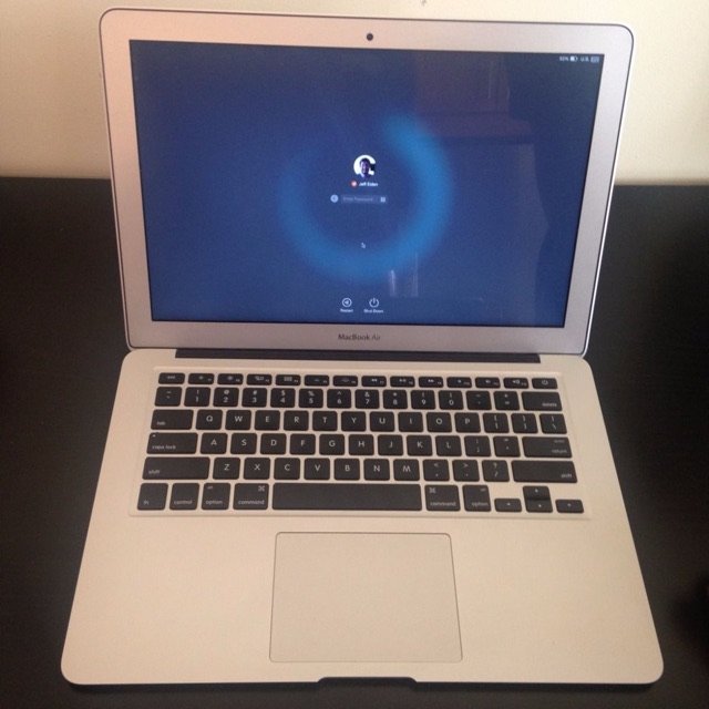 Macbook Air Apple Laptop Computer 13" Intel i7 1.7GHz 8GB DDR3 128GB SSD OSX 10 — main photograph