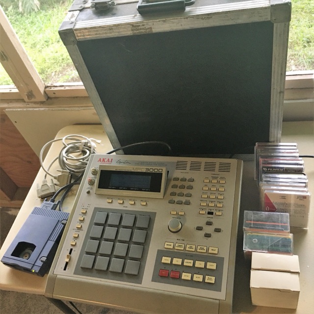 Akai MPC3000 Drum Machine 16Bit Analog Sampler Roger Linn +Case+Iomega Zip+Disks — main photograph