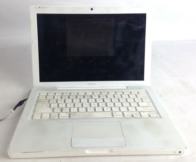 Apple MacBook Laptop 13" Computer 320GB HD 2Ghz Core 2 Duo 2GB Ram — main photograph